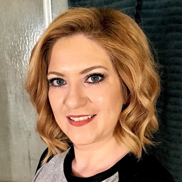 Meet your Posher, Traci - Picture 2 of 5